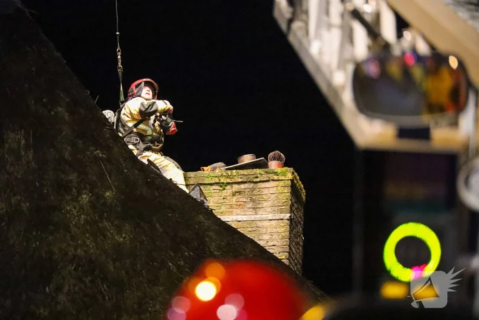 Speciaal rieten kap-team ingezet bij schoorsteenbrand