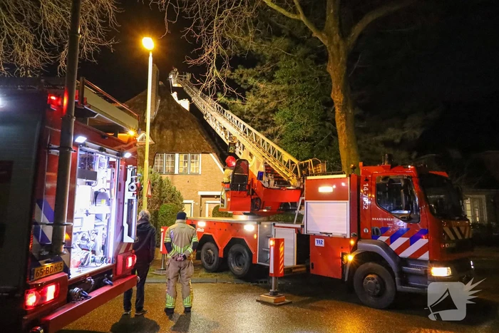 Speciaal rieten kap-team ingezet bij schoorsteenbrand