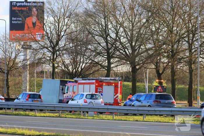 Brandweer doet onderzoek in bakwagen