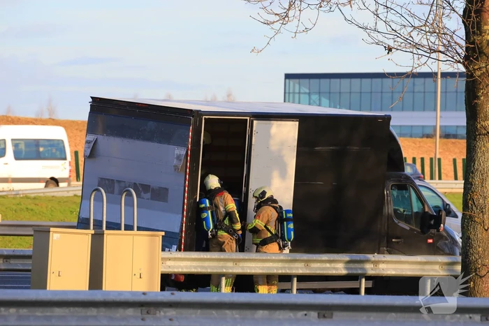 Brandweer doet onderzoek in bakwagen