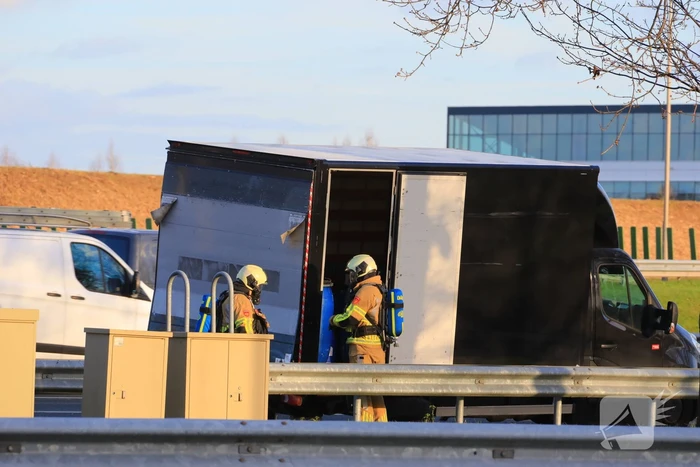 Brandweer doet onderzoek in bakwagen