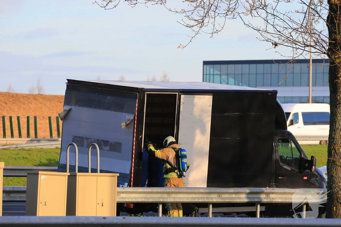 Brandweer doet onderzoek in bakwagen