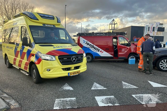 Bestelbus en auto beschadigd door aanrijding