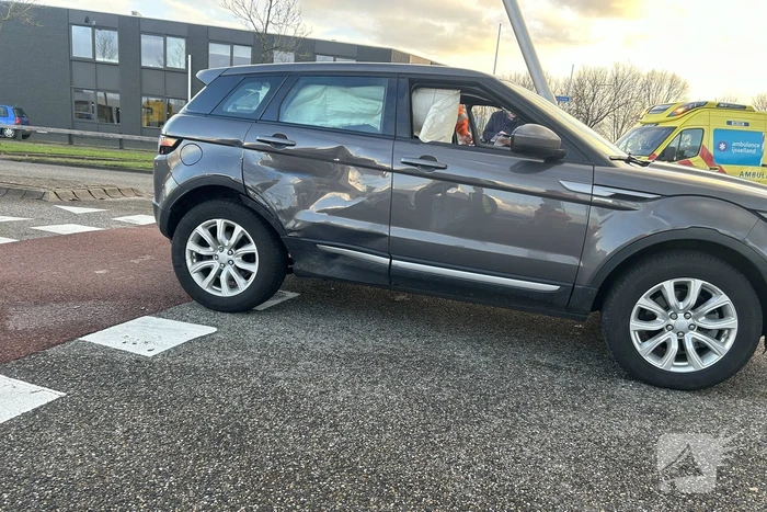 Bestelbus en auto beschadigd door aanrijding