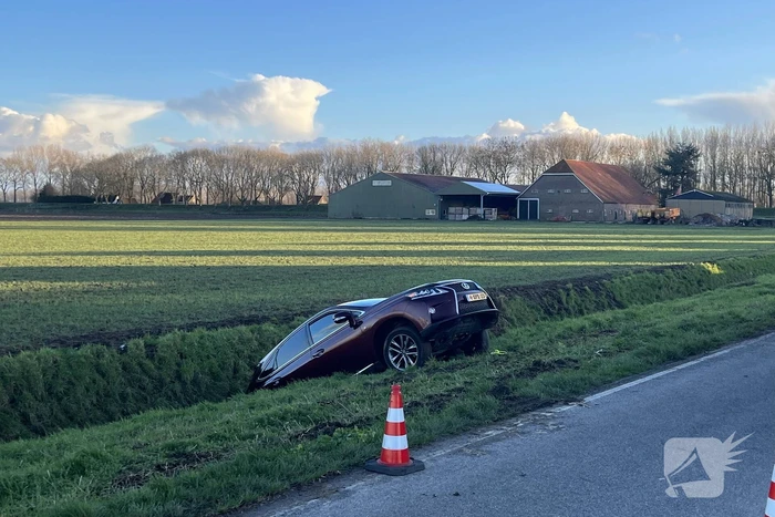 Auto raakt van de weg belandt in sloot