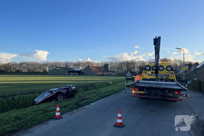 Auto raakt van de weg belandt in sloot