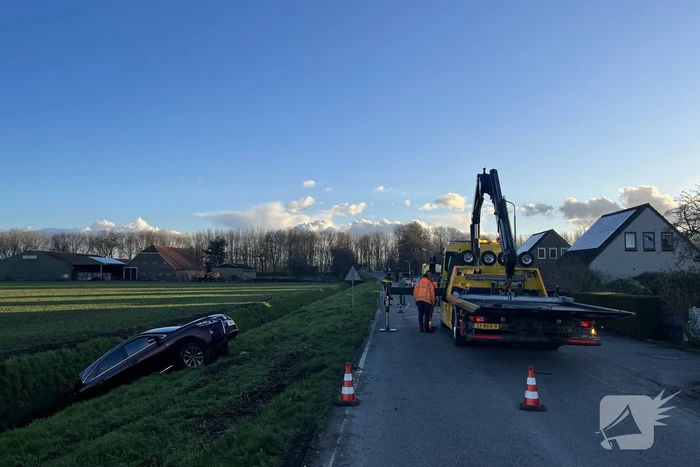 Auto raakt van de weg belandt in sloot