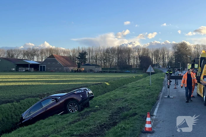Auto raakt van de weg belandt in sloot