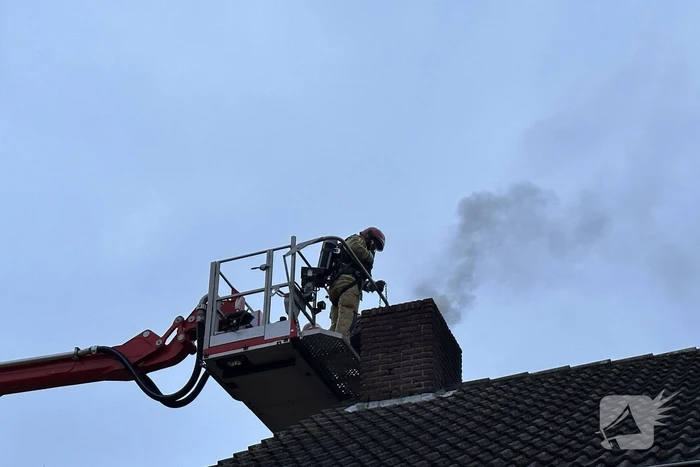 Brandweer veegt schoorsteen na brand
