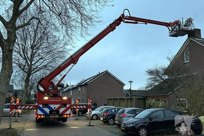 Brandweer veegt schoorsteen na brand