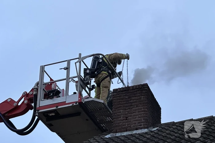 Brandweer veegt schoorsteen na brand