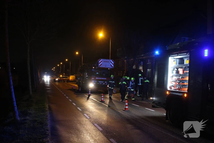 Brandweer veegt schoorsteen na brand
