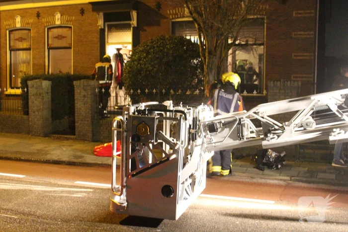 Brandweer veegt schoorsteen na brand