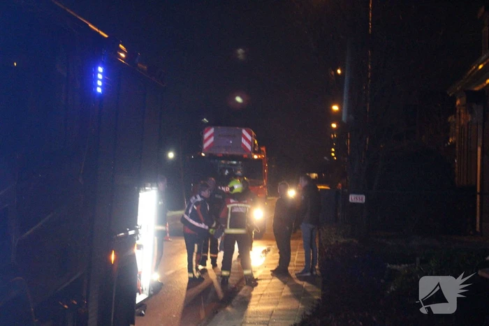 Brandweer veegt schoorsteen na brand
