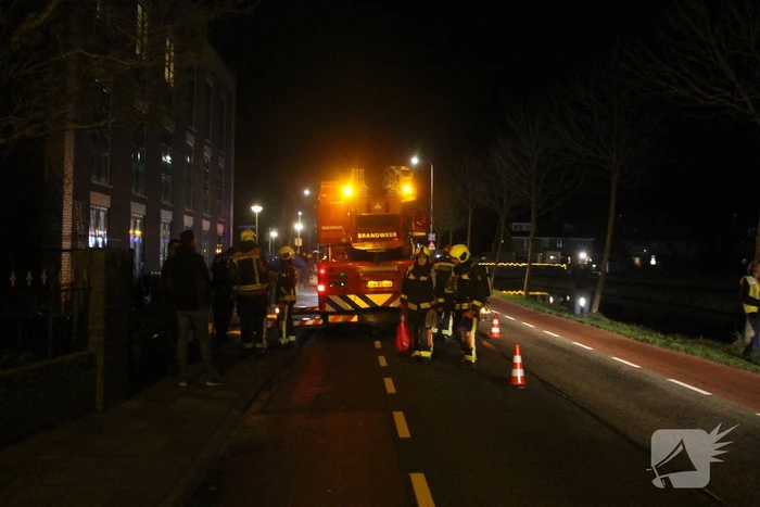 Brandweer veegt schoorsteen na brand