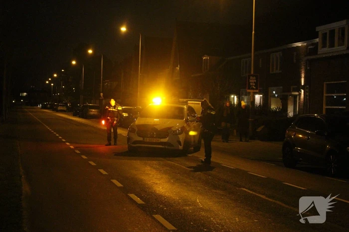 Brandweer veegt schoorsteen na brand