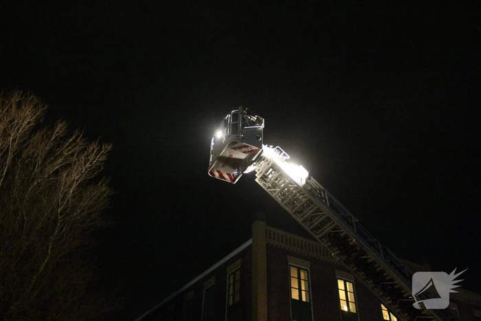 Brandweer veegt schoorsteen na brand