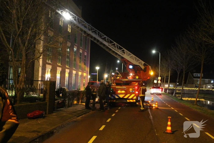 Brandweer veegt schoorsteen na brand
