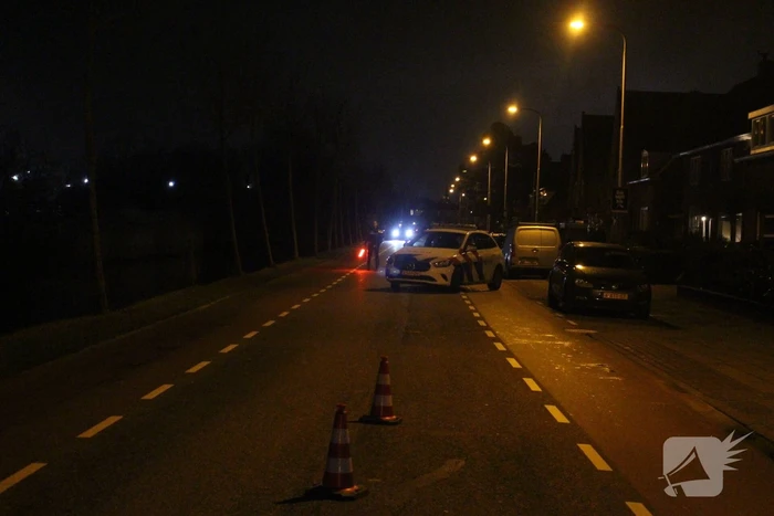 Brandweer veegt schoorsteen na brand