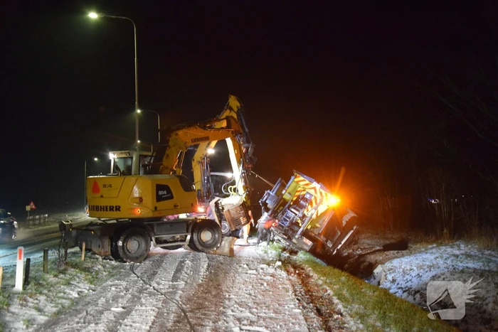 Strooiwagen belandt in sloot door gladheid