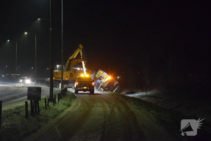 Strooiwagen belandt in sloot door gladheid