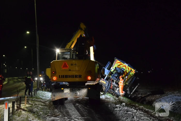 Strooiwagen belandt in sloot door gladheid