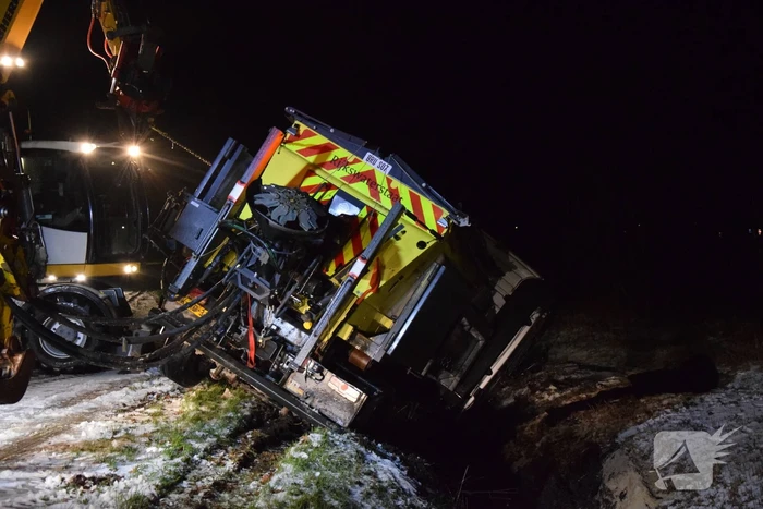 Strooiwagen belandt in sloot door gladheid
