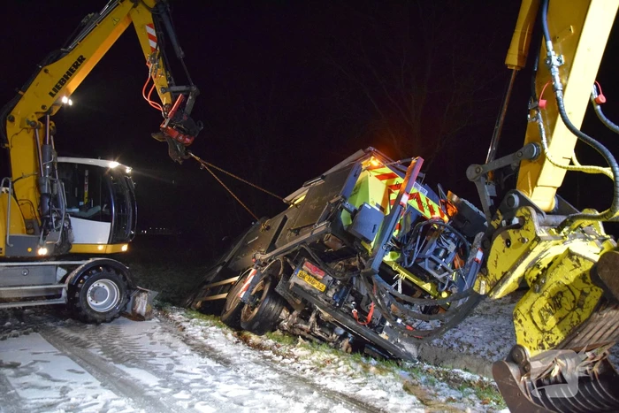 Strooiwagen belandt in sloot door gladheid