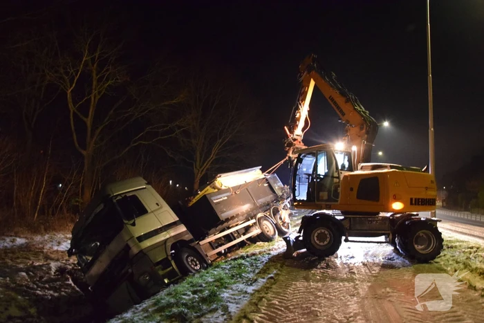 Strooiwagen belandt in sloot door gladheid