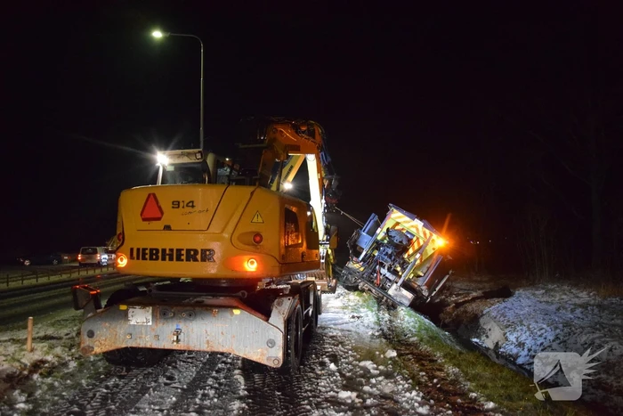 Strooiwagen belandt in sloot door gladheid