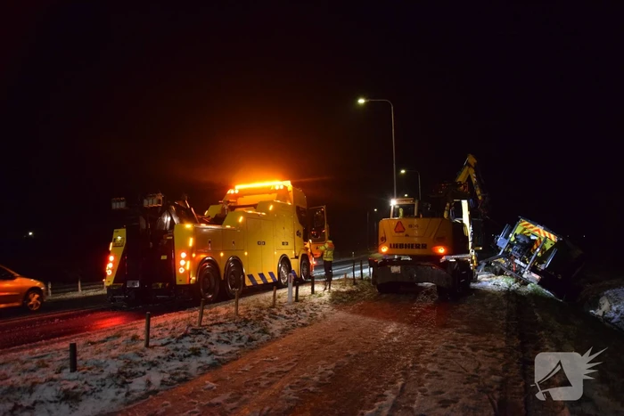 Strooiwagen belandt in sloot door gladheid