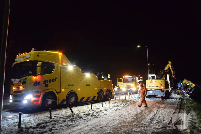 Strooiwagen belandt in sloot door gladheid