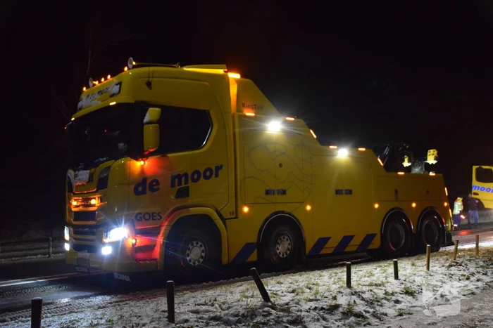 Strooiwagen belandt in sloot door gladheid
