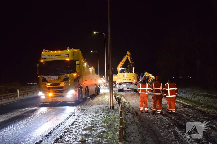 Strooiwagen belandt in sloot door gladheid