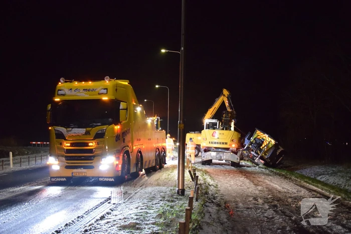 Strooiwagen belandt in sloot door gladheid