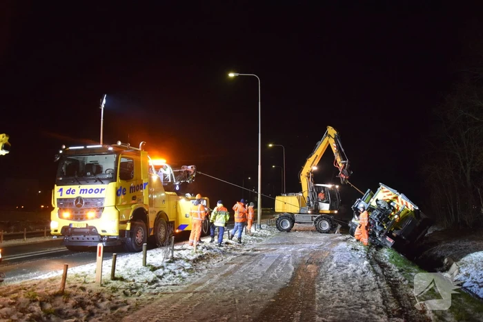 Strooiwagen belandt in sloot door gladheid