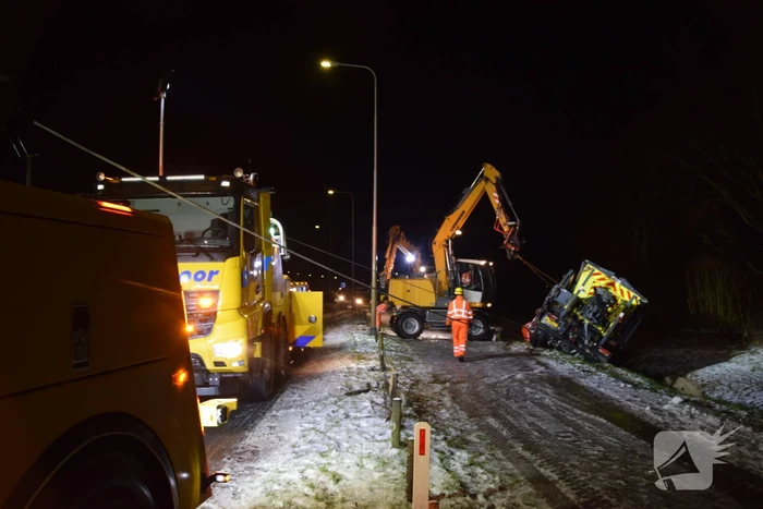Strooiwagen belandt in sloot door gladheid