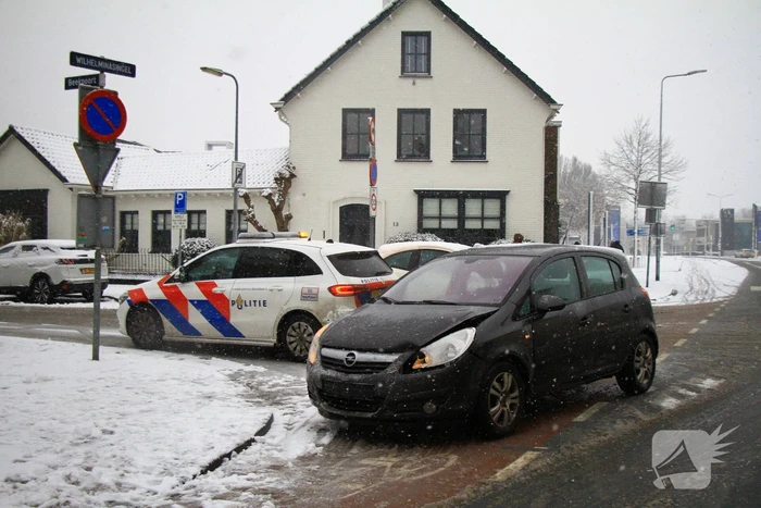 Automobilist botst bovenop politiewagen
