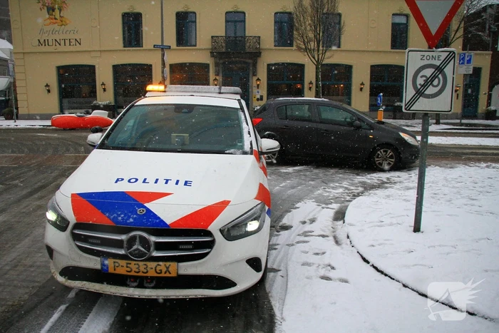 Automobilist botst bovenop politiewagen