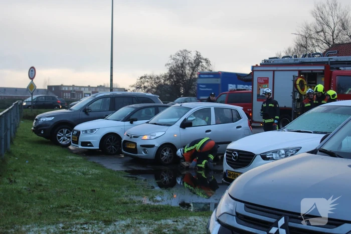 Automobilist neem bocht te ruim en botst op tegenligger