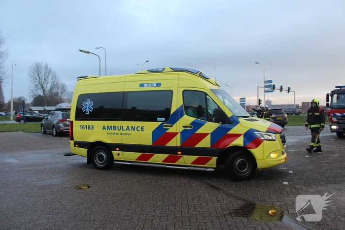 Automobilist neem bocht te ruim en botst op tegenligger