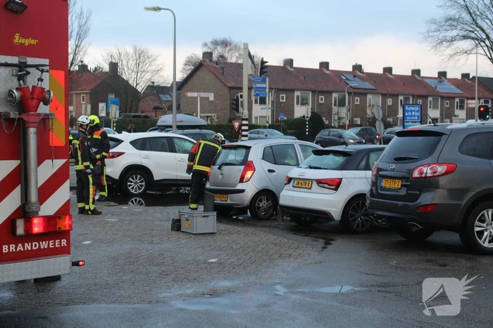 Automobilist neem bocht te ruim en botst op tegenligger