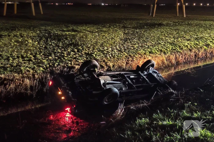 Auto slaat over de kop en belandt in sloot