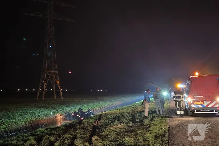 Auto slaat over de kop en belandt in sloot