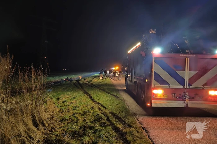 Auto slaat over de kop en belandt in sloot