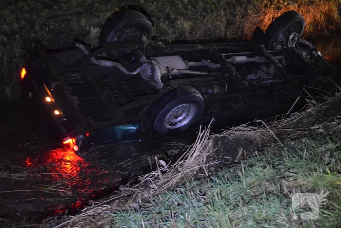 Auto slaat over de kop en belandt in sloot