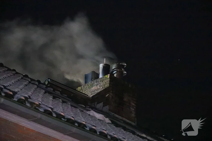 Brand in openhaard staat door naar kelder