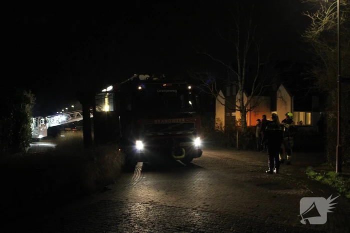 Uitslaande brand in tuinhuis slaat over naar woning