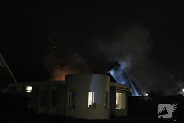Uitslaande brand in tuinhuis slaat over naar woning