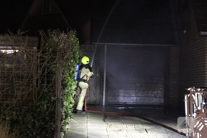 Uitslaande brand in tuinhuis slaat over naar woning